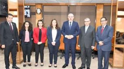 رئيس جامعة القناة يبحث إنشاء مركز للتطوير المهني بمشاركة الجامعة الأمريكية