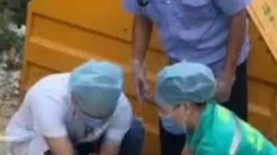 بالصور.. أب يلقي ابنته الرضيعة  في سلة مهملات