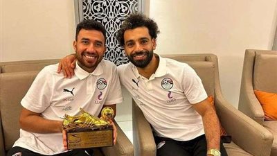 محمد صلاح يهدي جائزة أفضل لاعب في مباراة مصر وبلجيكا لـ محمود تريزيجيه
