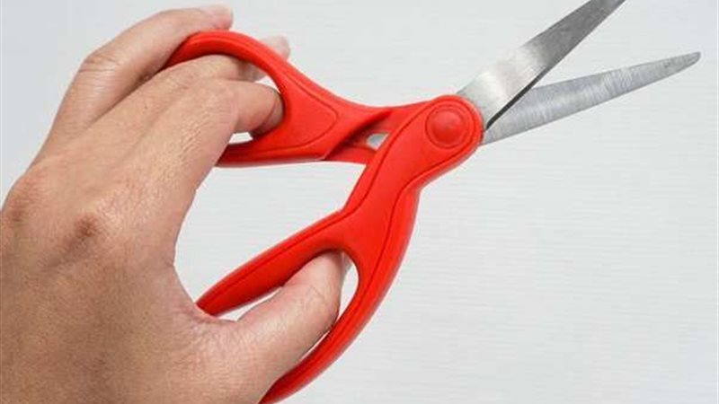 استعمال المقص في