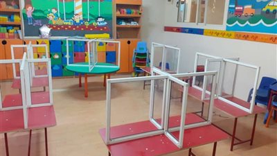 حواجز طبية للفصل بين الطلاب.. ابتكار جديد بأحد المدارس يثير استحسان رواد مواقع التواصل الاجتماعي (صور)