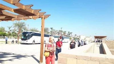 وفد سياحي أمريكي يتفقد مركز الأقصر للتراث الحضاري