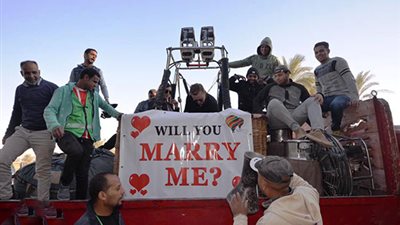 عروسان في سماء الأقصر.. أسترالى يطلب الزواج من هندية أثناء رحلة بالون