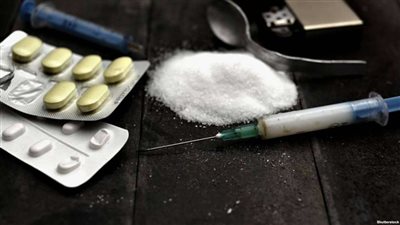 بسبب جرعة زائدة.. حبس عاطلين لإلقائهما جثة صديقهما بمصرف بعد وفاته