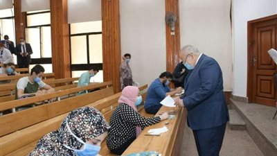 رئيس جامعة القاهرة يتابع سير الامتحانات من خلال غرفة العمليات الإلكترونية