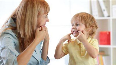 للأمهات .. أهم النصائح لتعليم طفلك التحدث بطلاقة