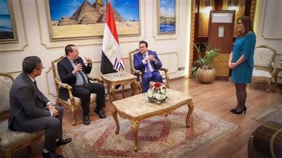 وزير الصحة يستقبل نظيره الكوبي بمطار القاهرة