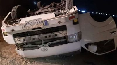 بالأسماء.. مصرع سيدة وإصابة 13 آخرين في انقلاب ميكروباص بالطريق الصحراوي الغربي