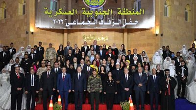 محافظ قنا يشارك في حفل زفاف 100 شاب وفتاة بأسيوط