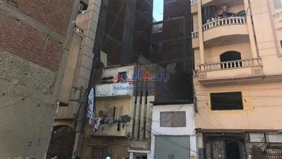 سقوط أجزاء عقار قديم مكون من طابقين بالمحلة