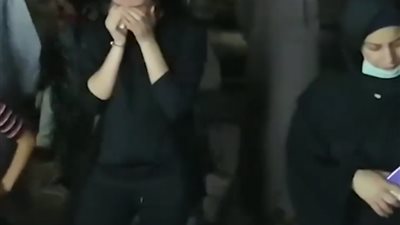 بكاء هستيري لأهل مصطفى حفناوي بعد تشييع جثمانه لمثواه الأخير (فيديو)