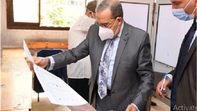 وزير الإنتاج الحربي يدلي بصوته بانتخابات مجلس الشيوخ