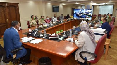 محافظ مطروح يتابع غرفة عمليات انتخابات مجلس الشيوخ