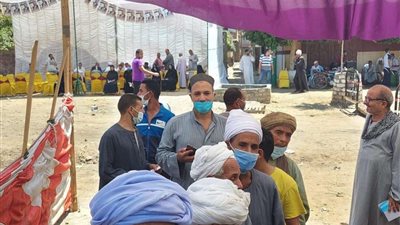 العشرات يُدلون بأصواتهم بانتخابات مجلس الشيوخ بمركز أبو قرقاص في المنيا