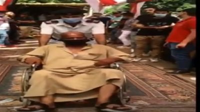 مشهد يستحق الإشادة.. مواطن يُدلى بصوته فى انتخابات الشيوخ على كرسى متحرك