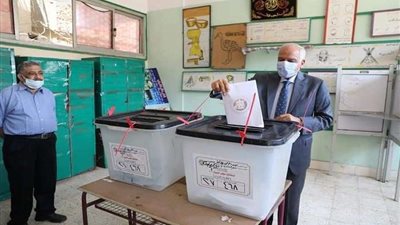 محافظ الجيزة يُدلي بصوته بمدرسة أم الابطال الثانوية بالعمرانية
