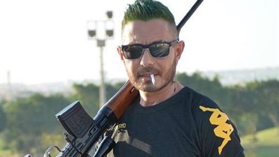 بطريقة مختلفة.. أحمد زاهر يروج لفيلم 