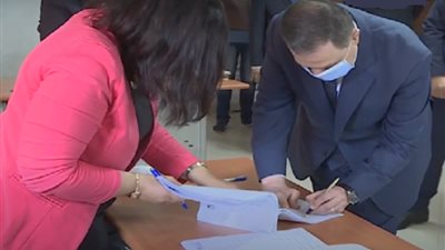 وزير الداخلية يٌدلى بصوته في انتخابات 