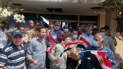 عمال شركة الزيت والصابون بكفر الزيات يدلون بأصواتهم فى انتخابات مجلس الشيوخ