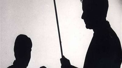 قد تصل للسجن 10 سنوات.. ما العقوبة المُقررة ضد المُدرس حال ضرب تلاميذه؟