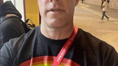 منع صحفي أمريكي من حضور مواجهة ويلز وأمريكا في المونديال بسبب قميصه