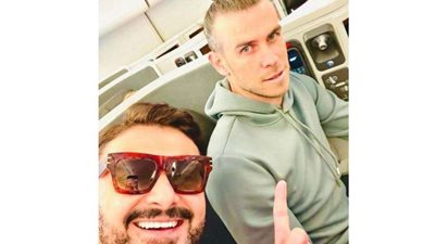 بعد شائعة إصابته بالعمى.. إطلالة رامز جلال مع جاريث بيل نجم منتخب ويلز  (صور)