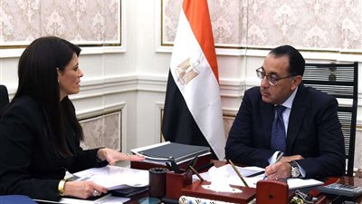 «مدبولي» يبحث مع وزيرة التعاون الدولي نتائج لقاءاتها ومبادرات «التعاون الدولي» بقمة المناخ