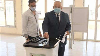 رئيس جامعة القاهرة يُدلي بصوته في انتخابات مجلس الشيوخ