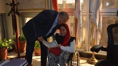 مترو الأنفاق يكرم بطلة السباحة البارالمبية لذوى الهمم لتفوقها الرياضى والدراسى
