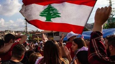 بملابس مكشوفة.. فتاه تخضع لجلسة تصوير على أنقاض بيروت