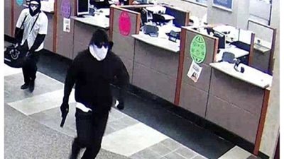 سارق يقتل نفسه بالخطأ أثناء محاولته السطو على بنك.. ما السبب؟