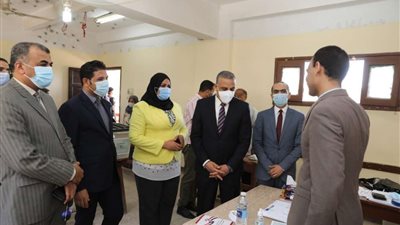 محافظ سوهاج يتفقد 10 لجان فرعية بنطاق المحافظة للاطمئنان على سير الانتخابات