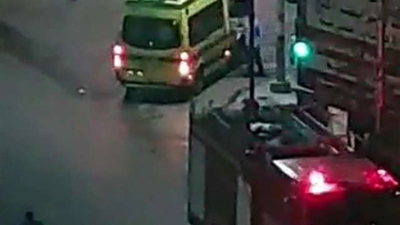 اسعاف تنقل مصاب