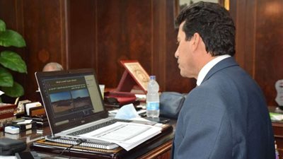 وزير الرياضة يشيد بجهود الأهلي في افتتاح الاستاد