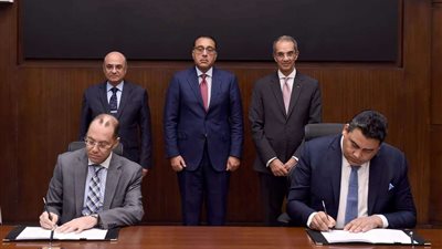 «مدبولي» يشهد مراسم توقيع بروتوكول تعاون لتقديم خدمات الشهر العقاري والتوثيق بمقار المصرية للاتصالات