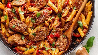 طريقة عمل مكرونة بالسجق والفلفل الألوان.. جددي أكلك