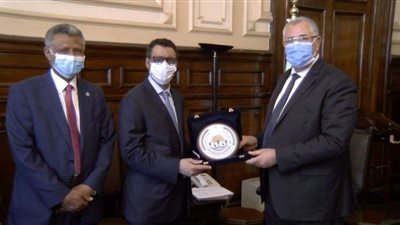 وزير الزراعة يكرم الممثل الإقليمي للفاو بمناسبة انتهاء فترة عمله بالمنطقة