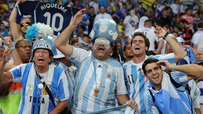 على غرار مشهد من فيلم طيور الظلام.. مشجع أرجنتيني يحول انتماءه أثناء خسارة منتخب بلاده