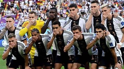 هل وضع لاعبي منتخب المانيا يده على الفم قبل مواجهة اليابان سبب في خسارته اليوم ؟