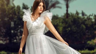 كالأميرات.. ليلى أحمد زاهر تخطف الأنظار بفستان أبيض