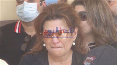 الوداع الأخير.. انهيار ابنتي سمير الإسكندراني أثناء تشييع جثمانه (صور)