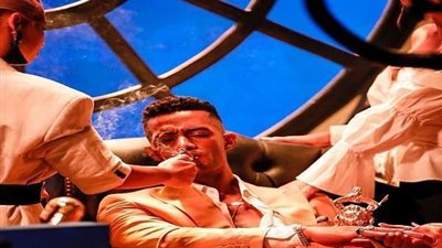 مع معجبيه.. محمد رمضان يلتقط صورًا تذكارية (فيديو)