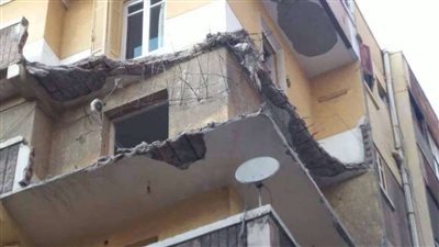 مصرع وإصابة شخصين إثر انهيار شرفة منزل بالمحلة