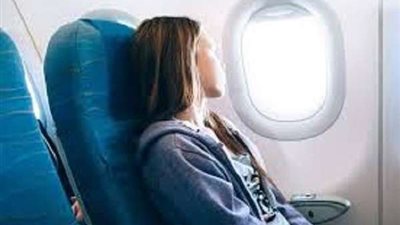 بالفيديو.. امرأة مخمورة تستفز ركاب طائرة بأفعال مشينة