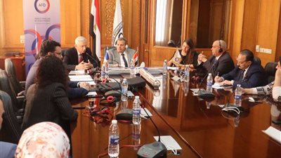 رئيس سكك حديد مصر والسفير الفرنسي يوقعان اتفاقية تطوير نظم إشارات خط 