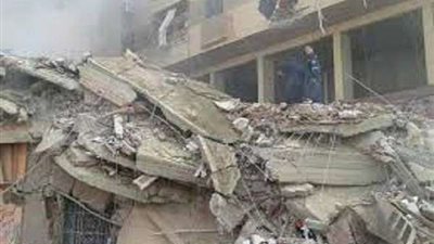 انتشال 4 أشخاص أحياء من أسفل عقار قصر النيل المنهار