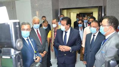 وزير التعليم العالي ورئيس جامعة الإسكندرية يفتتحان أعمال التطوير بـ