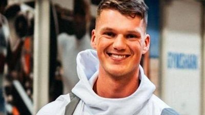 شاب بريطاني يتحول من عامل توصيل بيتزا إلى ملياردير