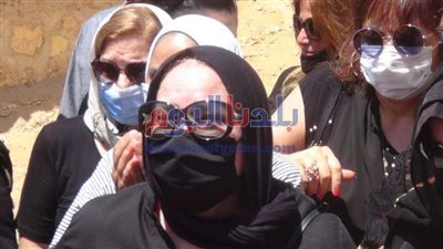 حزن وبكاء.. 15 صورة ترصد جنازة شويكار