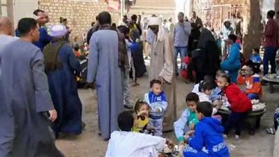 بموائد طعام في الشارع.. قرية صعيدية تحتفل بذكرى رحيل الطاعون منذ 70 عامًا